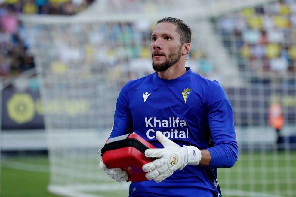 Goleiro Ledesma, do Cádiz, leva bolsa com materiais médicos para atendimento de torcedor — Foto: Eric Verhoeven/Soccrates/Getty Images