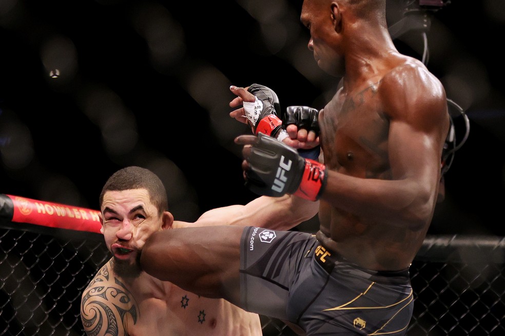 Israel Adesanya acerta uma joelhada em Robert Whittaker no UFC 271 — Foto: Getty Images