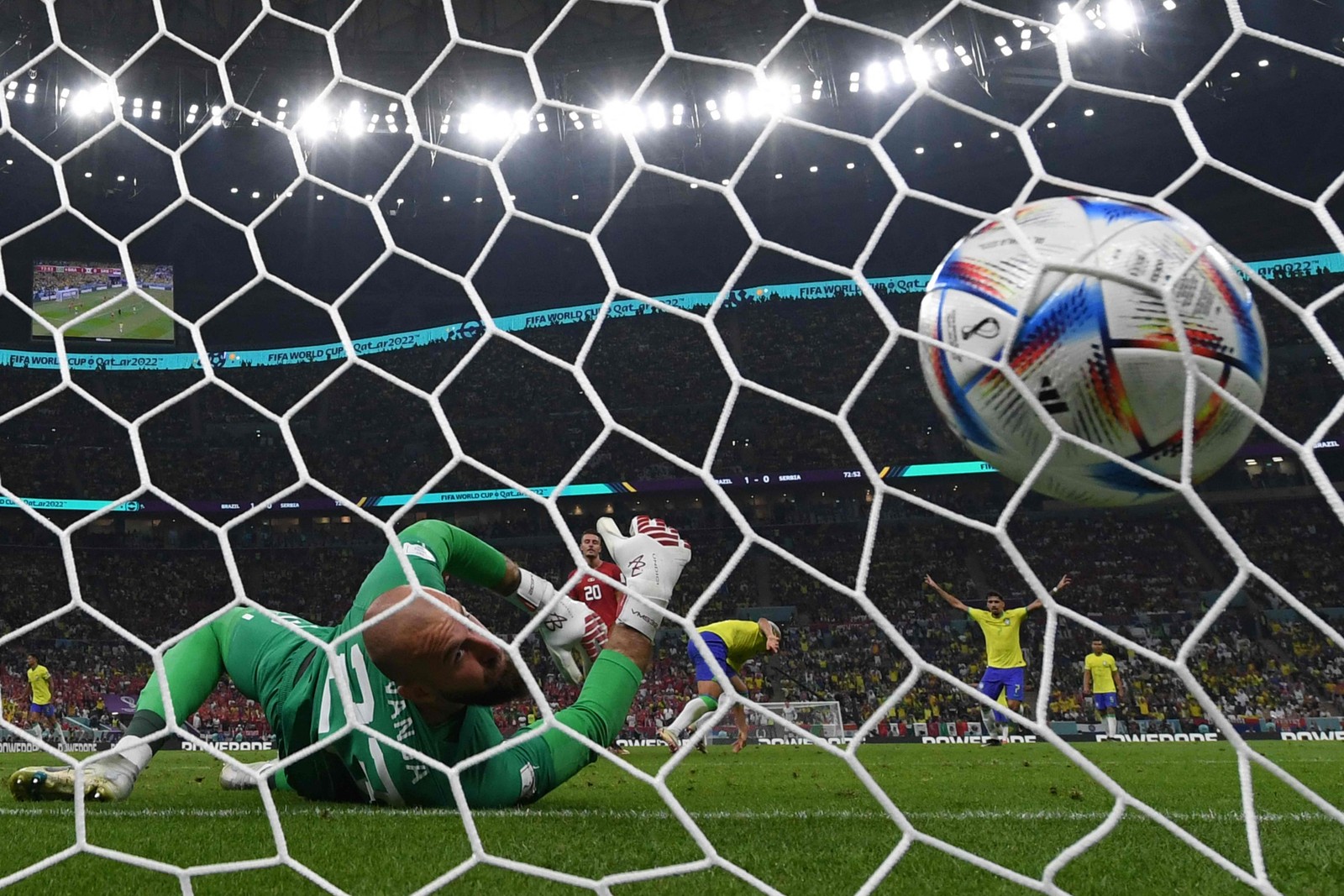 Goleiro da Sérvia olha para a bola depois de sofrer um segundo gol — Foto: NELSON ALMEIDA/AFP