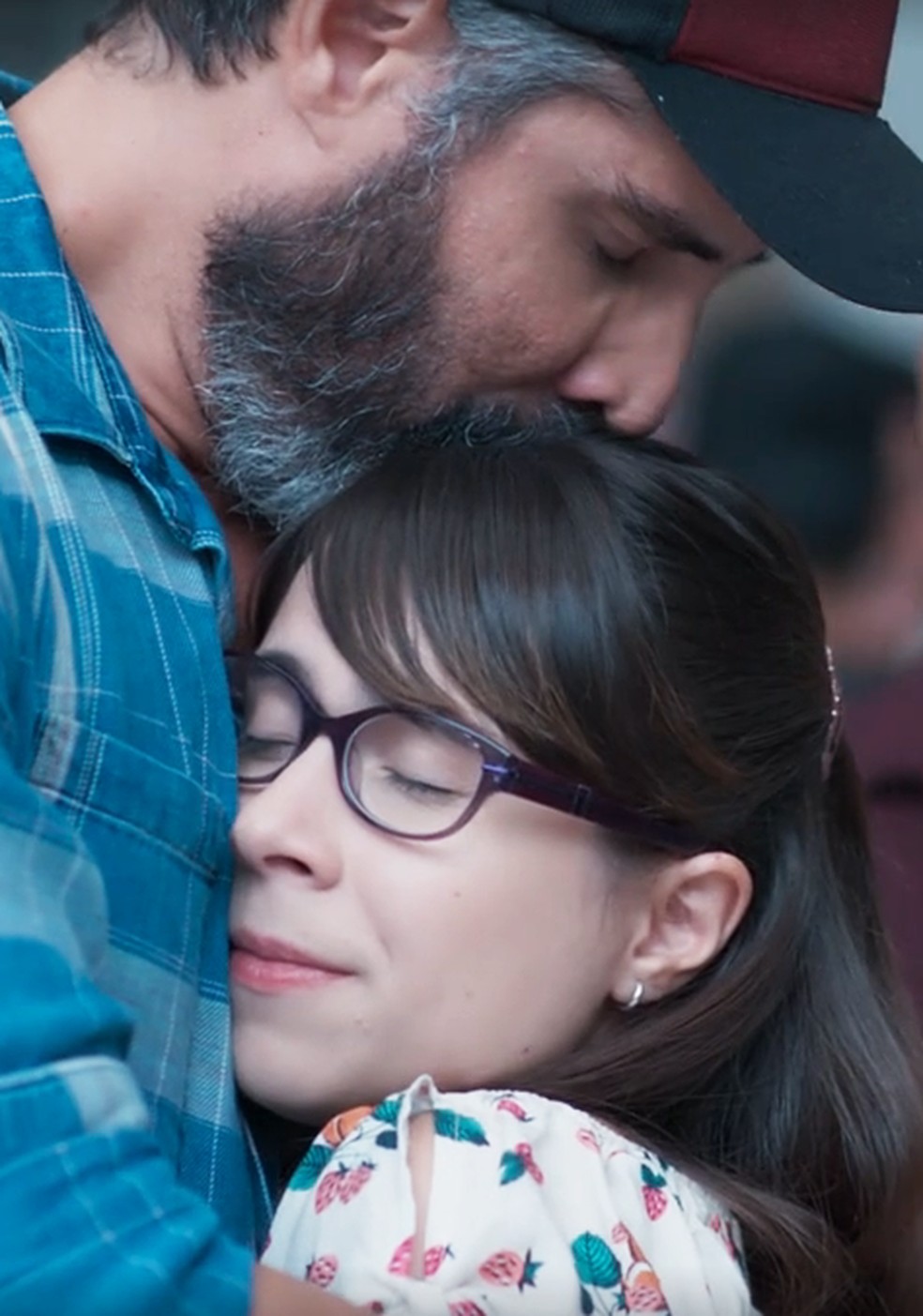 Benê (Daphne Bozaski) recebe um abraço do pai no penúltimo capítulo de 'Malhação - Viva a Diferença' — Foto: Globo