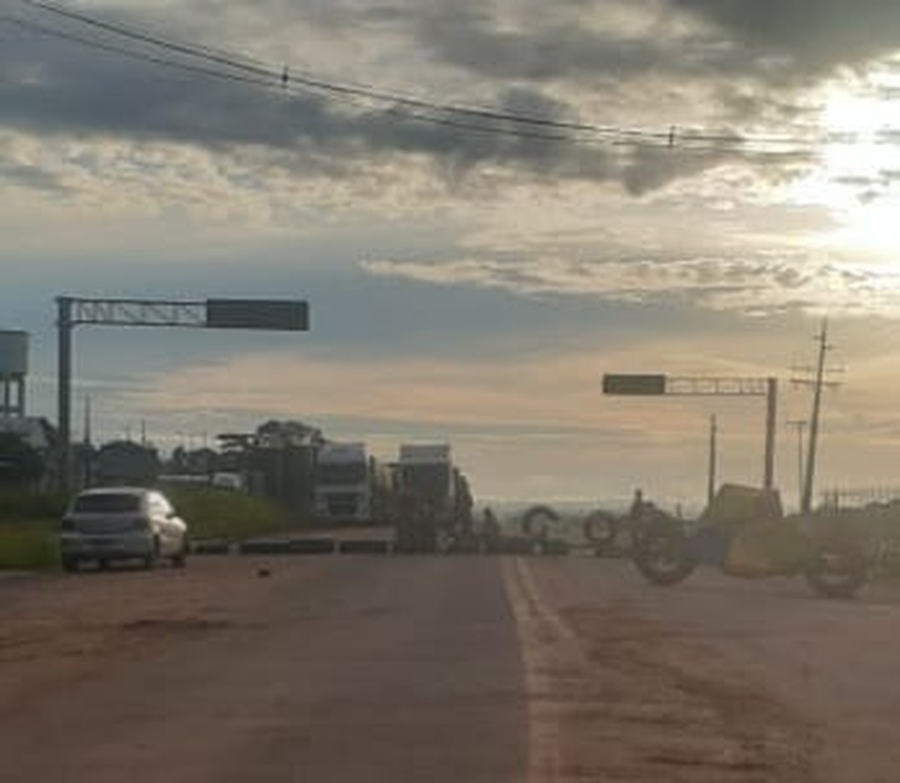 Familiares de presos fecharam a BR-364 em Sena Madureira em protesto pela volta das visitas — Foto: Arquivo pessoal