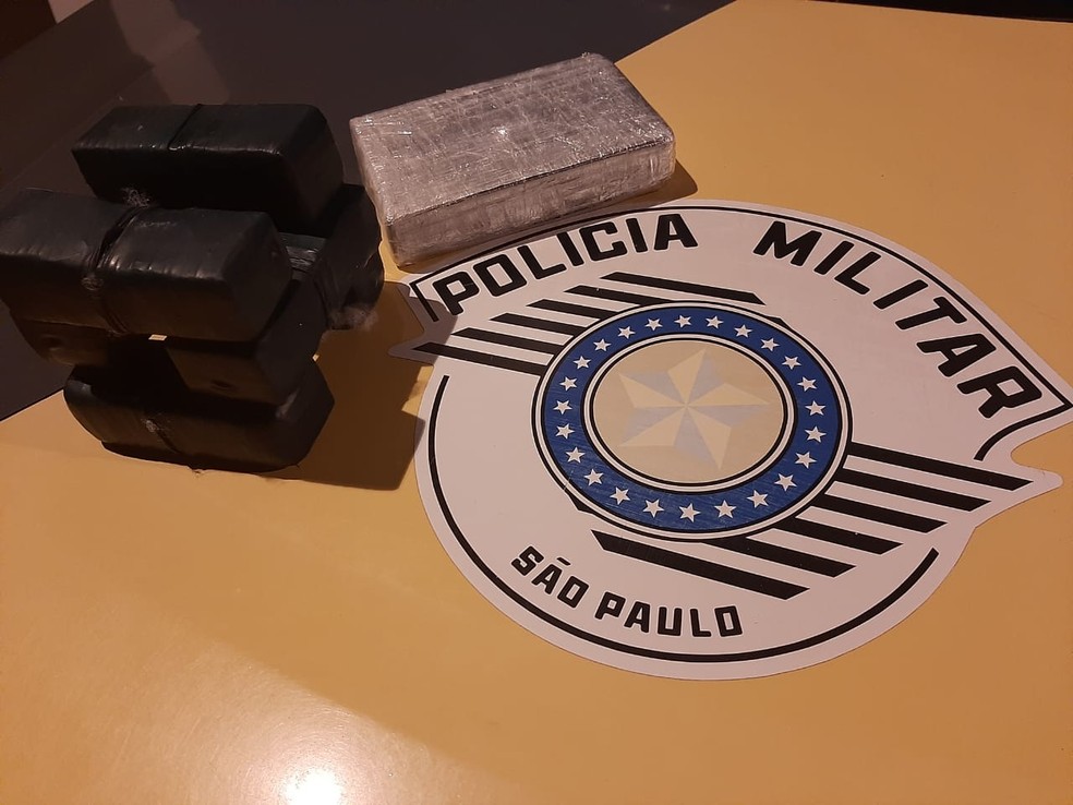 Tabletes de cocaína foram localizados nos pertences de uma passageira, de 20 anos — Foto: Polícia Rodoviária