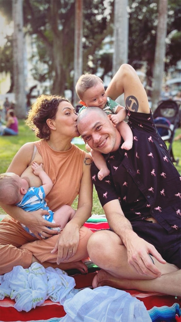Fabiula Nascimento e Emilio Dantas com os filhos, Roque e Raul (Foto: Reprodução / Instagram)