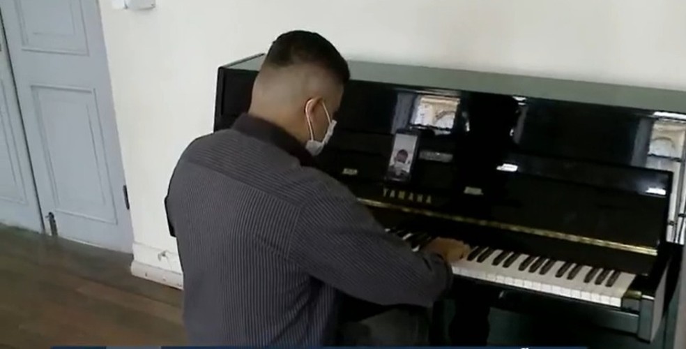 Willian Miranda usa a tecnologia para divulgar a música — Foto: Reprodução/NSC TV