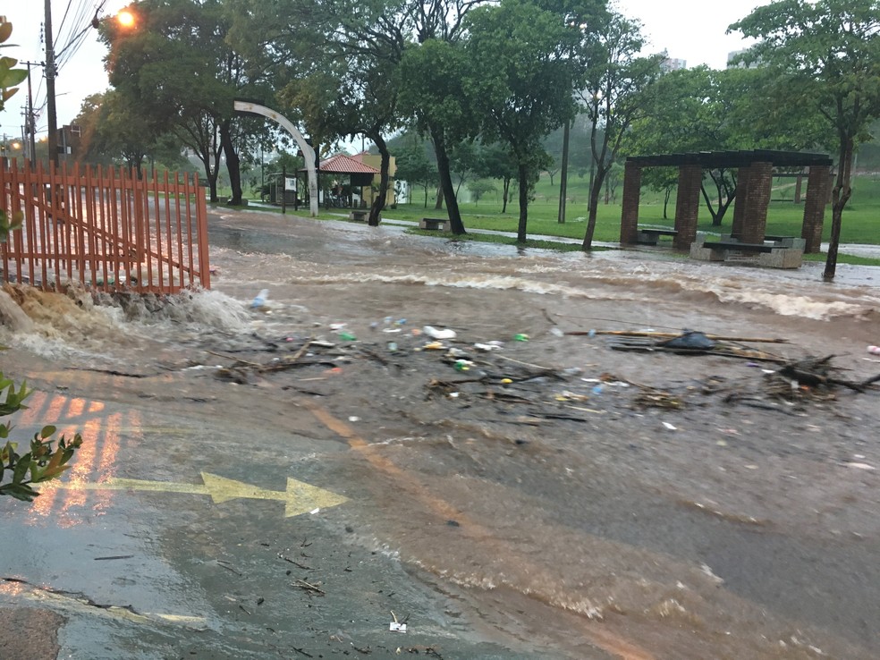 Parque do Povo foi tomado pela água (Foto: Stephanie Fonseca/G1)