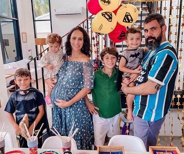 Juliano e Leticia Cazarré, grávida da caçula, e cercada pelos outros quatro filhos (Foto: Reprodução/Instagram)