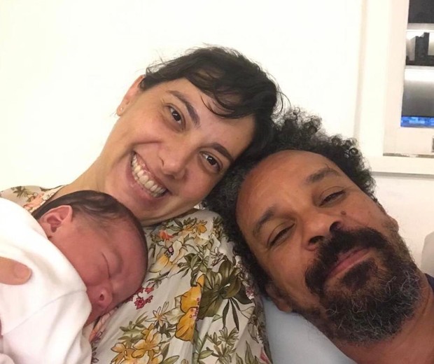 Mariana Betti e o marido, Quito Ribeiro, com o filho (Foto: Reprodução/Instagram)