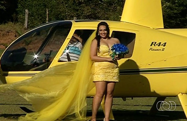 Noiva chegou de helicóptero para se casar no mesmo horário da estreia do Brasil na Copa, em Anápolis, Goiás (Foto: Reprodução/TV Anhanguera)