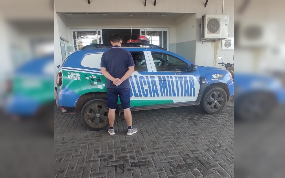 Suspeito foi preso em casa, em Goiânia, Goiás — Foto: Divulgação/Polícia Militar 