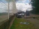Batida de carro em postes deixa três feridos em Varginha, MG