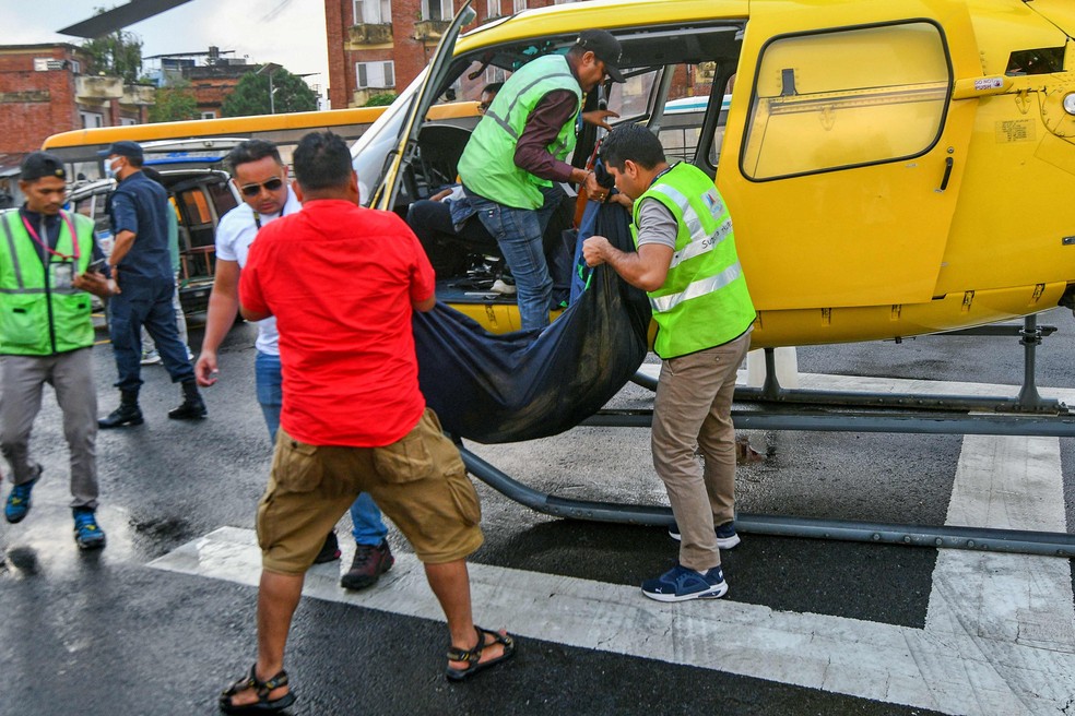 Uma família de mexicanos morreu em um acidente aéreo no Himalaia — Foto: PRAKASH MATHEMA / AFP