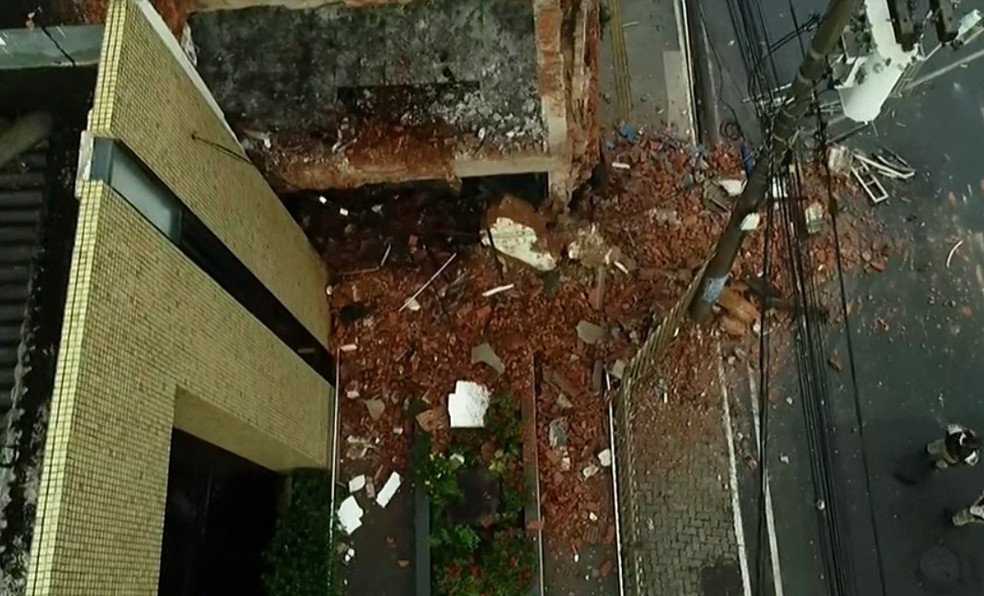 Desabamento parcial de imóvel no bairro do Rio Vermelho nesta sexta-feira (22) — Foto: Reprodução/TV Bahia
