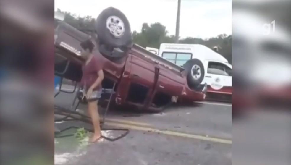 Caminhonete capota após pneu estourar e cinco pessoas ficam feridas na BR-402, em Morros — Foto: Reprodução