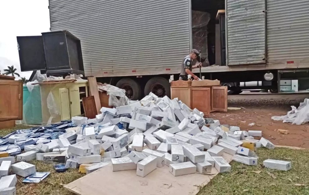 Homem é preso ao transportar mais de mil celulares e placas de computador sem nota fiscal em Avaré  — Foto: Polícia Rodoviária 