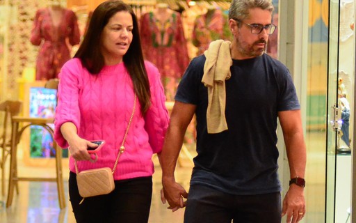 No Brasil, Nívea Stelmann e marido passeiam de mãos dadas em shopping do Rio