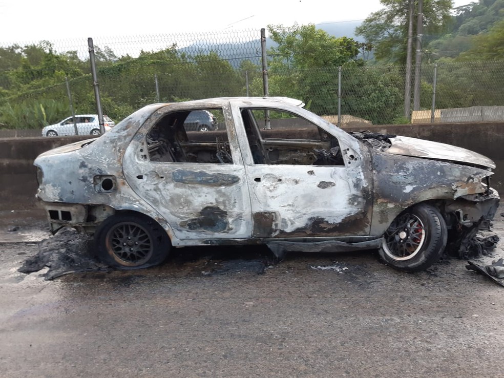 Carro ficou destruído após pegar fogo com colisão na altura de pedágio  — Foto: Divulgação/PM