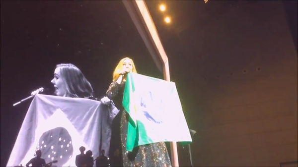 A cantora Adele com a bandera do Brasil em show na Holanda (Foto: Twitter)