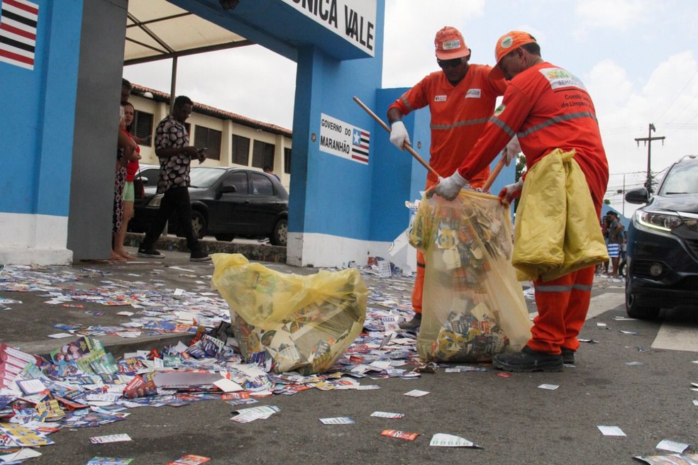 Trabalhadores da limpeza urbana recolhendo os santinhos das ruas de São Luís — Foto: Paulo Soares