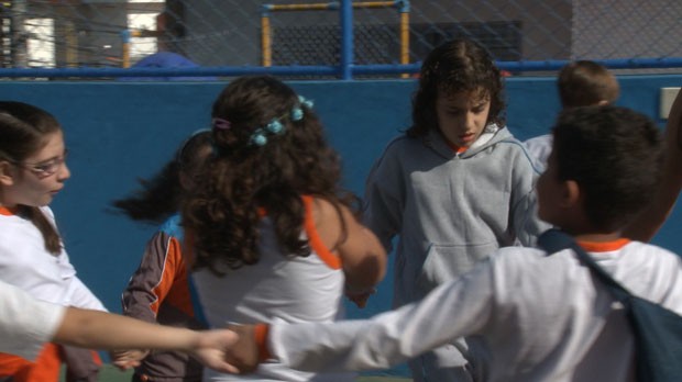 Mariana (ao centro)  tem autismo e estuda em uma escola comum de São Paulo.  (Foto: Giaccomo Voccio )