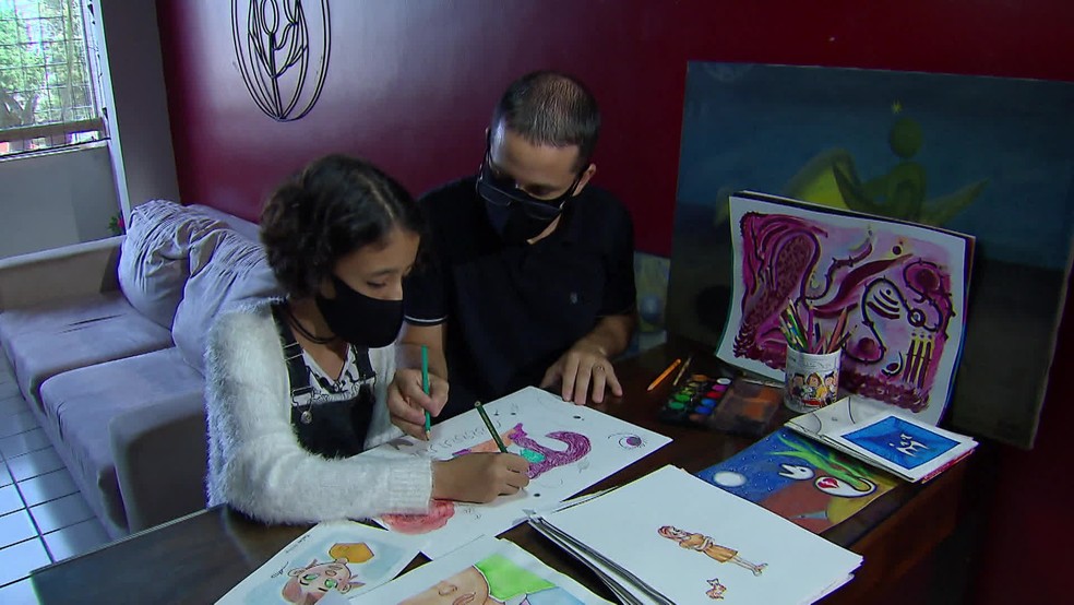 Marina e o pai, André, desenham e criam juntos na sala de casa — Foto: Reprodução/TV Globo