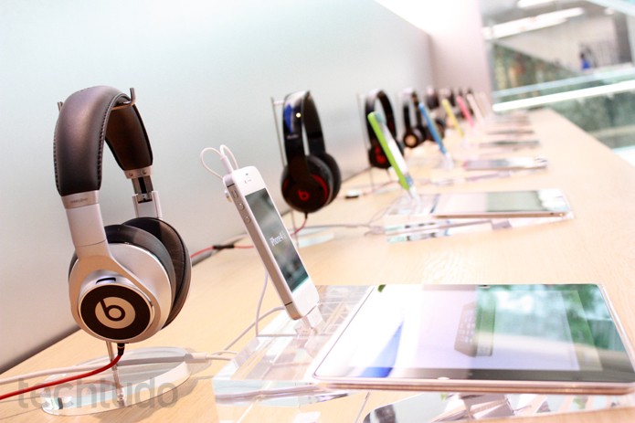 Fones na Apple Store Brasil (Foto: Allan Melo / TechTudo)