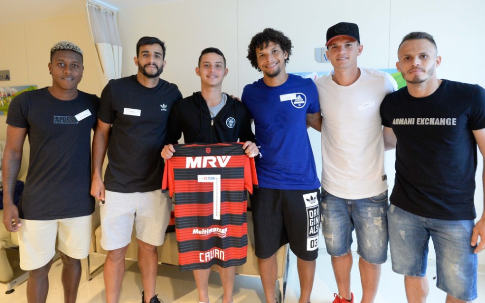 Cauan posa ao lado dos jogadores do Fla antes de deixar hospital  — Foto: Reprodução/Flamengo