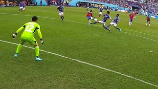 Primeira finalização da Costa Rica na Copa em direção à meta acaba em gol do zagueiro Keysher Fuller — Foto: RAUL ARBOLEDA/AFP