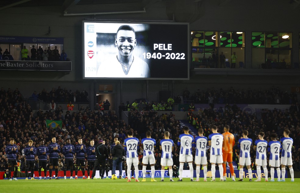 Jogadores de Arsenal e Brighton fazem homenagem a Pelé antes de jogo na Premier League — Foto: Peter Cziborra/Reuters