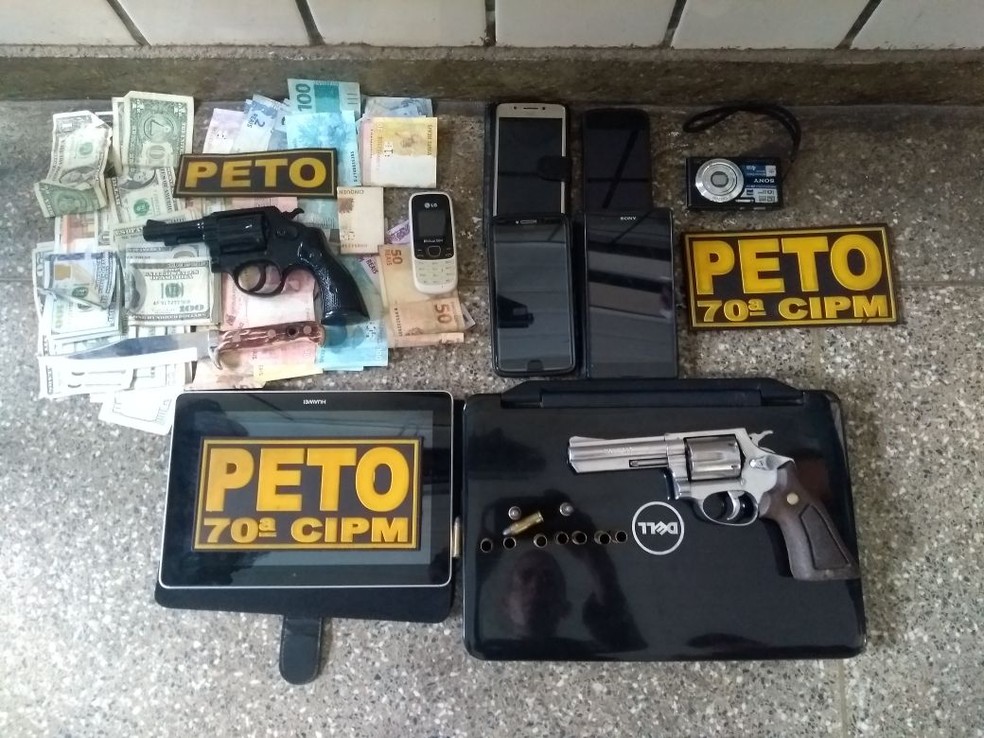 Armas, celulares e dinheiro foram apreendidos com bandidos em IlhÃ©us (Foto: PolÃ­cia Militar/ DivulgaÃ§Ã£o)
