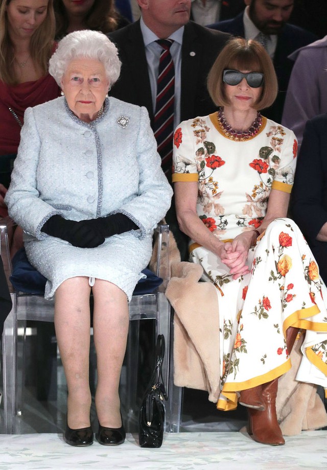 LONDON, ENGLAND - FEBRUARY 20:  Queen Elizabeth II sits next to Anna Wintour as they view Richard Quinn's runway show before presenting him with the inaugural Queen Elizabeth II Award for British Design as she visits London Fashion Week's BFC Show Space o (Foto: Getty Images)