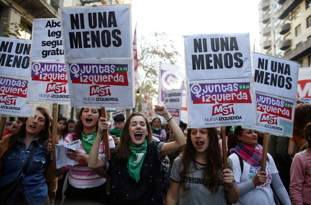 Ativistas participam de movimento 'Nem uma a menos' em Buenos Aires — Foto: Agustin Marcarian/Reuters