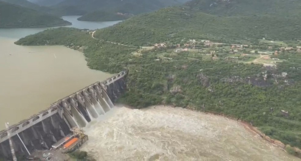 Água liberado pela barragem foi 3 vezes maior do que o limite estabelecido para evitar inundações. — Foto: TV Bahia