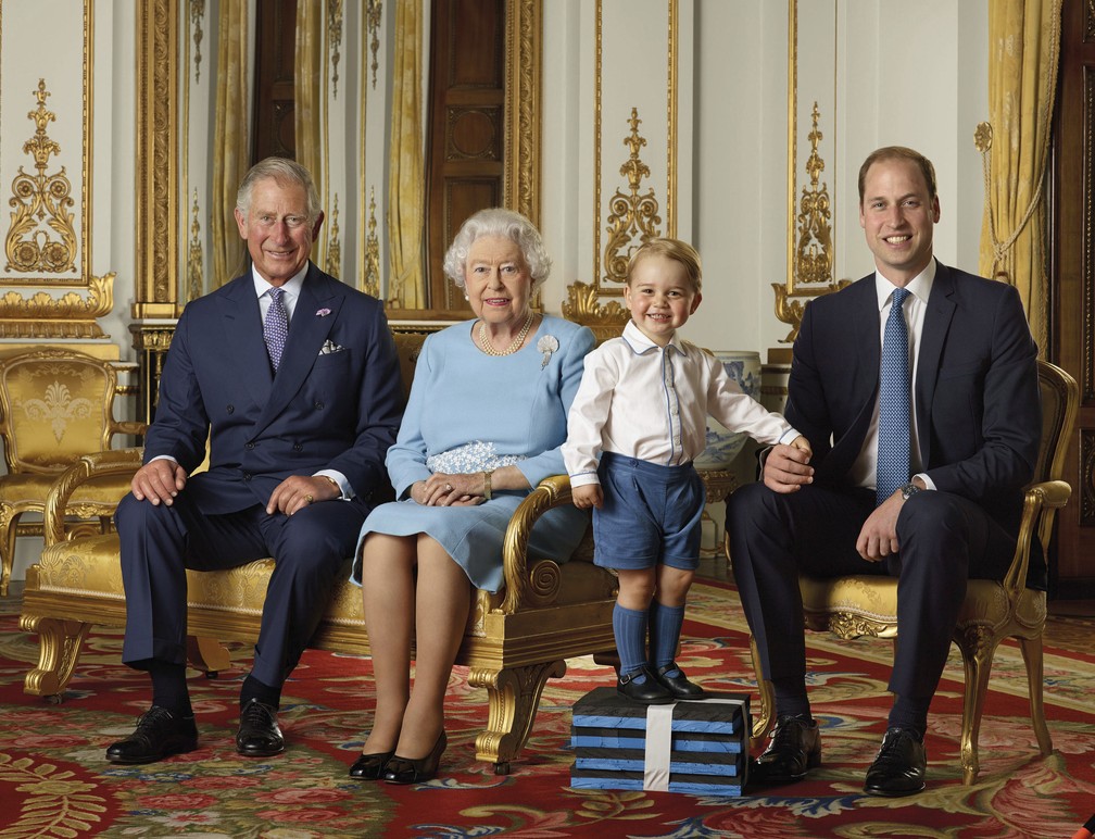 A foto, de 2016, mostra a rainha Elizabeth II com os príncipes Charles, William e George, próximos na linha de sucessão ao trono britânico. — Foto: Ranald Mackechnie/Buckingham Palace via AP