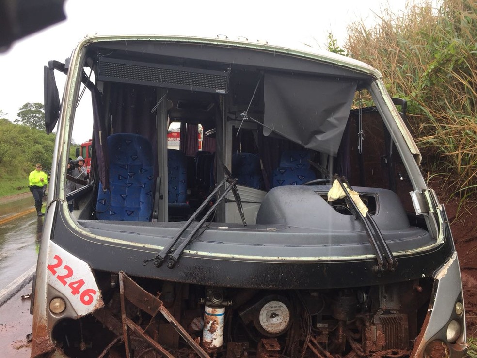 Frente do micro-ônibus ficou bem danificada após o veículo tombar (Foto: Gustavo Lago / TV TEM )