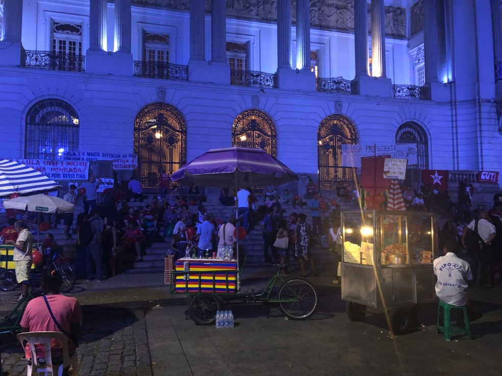 Grupo protesta pelo habeas corpus para Lula no Centro do Rio (Foto: Matheus Rodrigues/G1)