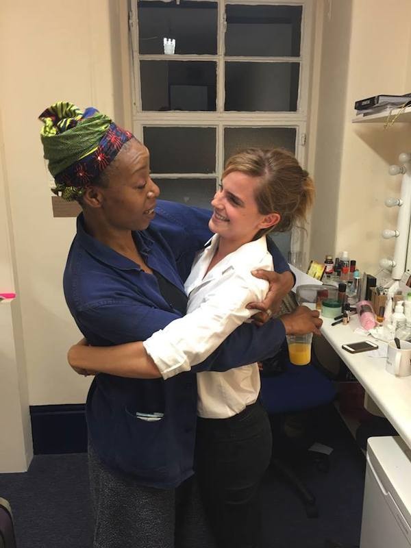 As atrizes Emma Watson e Noma Dumezweni nos bastidores de 'Harry Potter and The Cursed Child' (Foto: Facebook)