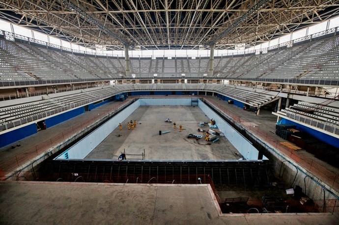 Piscina do Estádio Olímpico de Esportes Aquáticos recebe a manta vinílica do piso (Foto: Miriam Jeske/)
