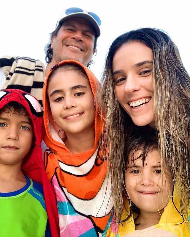 Paulo Ricardo posa com a namora, Isabella, e os filhos (Foto: Reprodução/Instagram)