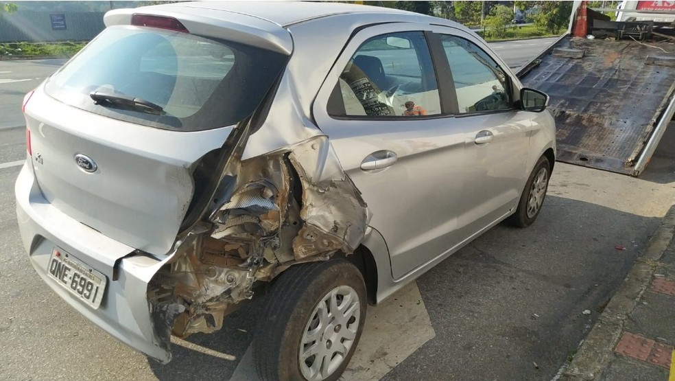 Lateral de carro atingido por roda ficou destruída — Foto: Redes sociais
