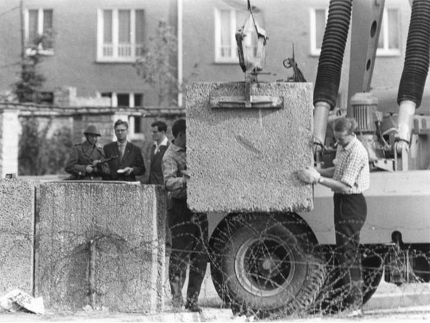 Bloso de concreto são colocados para formar o muro, em 1961 (Foto: Helmut Wolf/Deutsches Bundesarchiv)