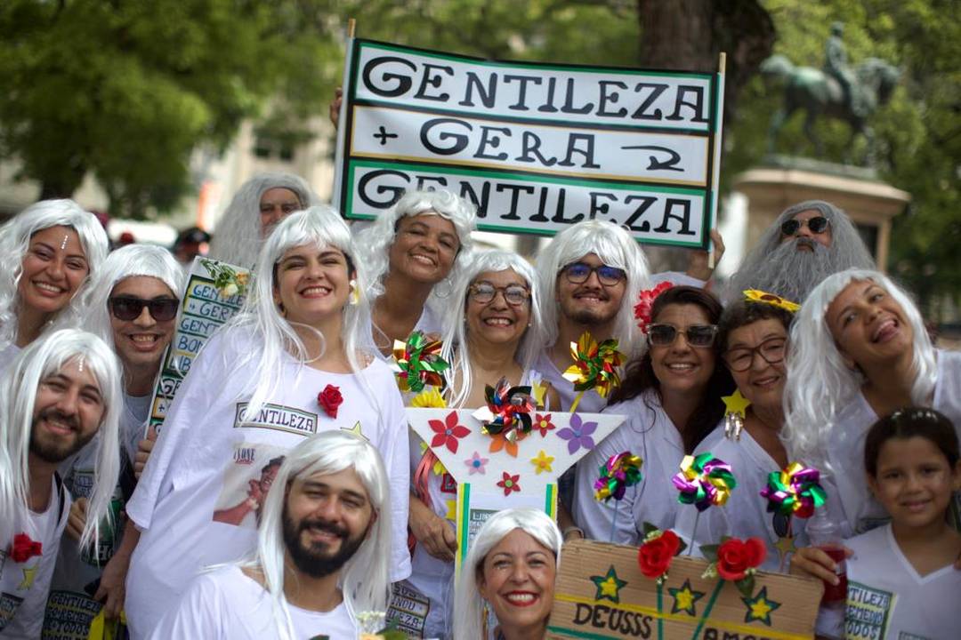 Amigos se reúnem no Boitatá fantasiados como poeta Gentileza, na Praça XV