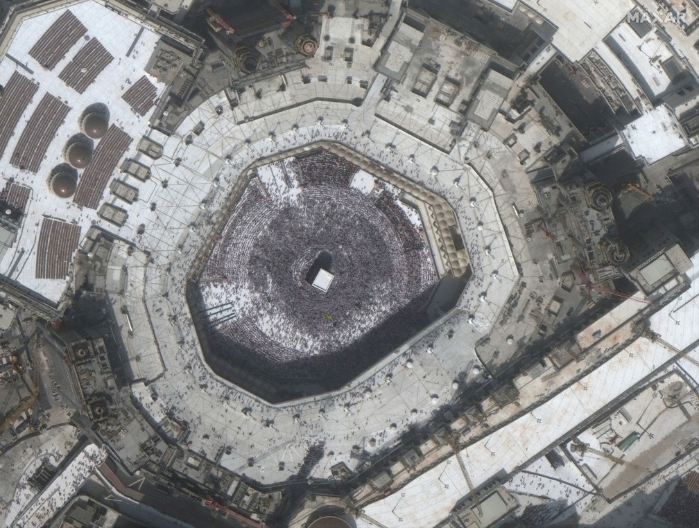 Foto de satélite mostra grande multidão ao redor da Kaaba, na Grande Mesquita da cidade sagrada de Meca, na Arábia Saudita, em 14 de fevereiro — Foto: Satellite image ©2020 Maxar Technologies/Handout via Reuters