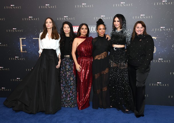 LONDON, ENGLAND - OCTOBER 27:  (L-R) Angelina Jolie, Chloe Zhao, Salma Hayek, Lauren Ridloff, Gemma Chan and Victoria Alonso attending the UK Gala screening of Marvel Studios' "Eternals" at BFI IMAX Waterloo on October 27, 2021 in London, England. (Photo  (Foto: Gareth Cattermole/Getty Images f)