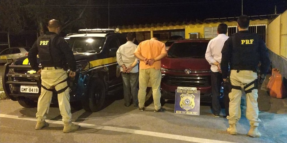 TrÃªs homens foram detidos com a caminhonete roubada â?? Foto: PolÃ­cia RodoviÃ¡ria Federal/DivulgaÃ§Ã£o
