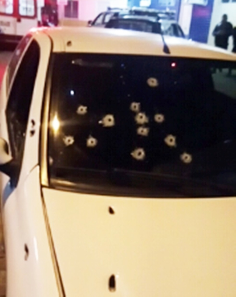 Carro em que Eduardo estava ficou crivado de balas  (Foto: Divulgação/PM)