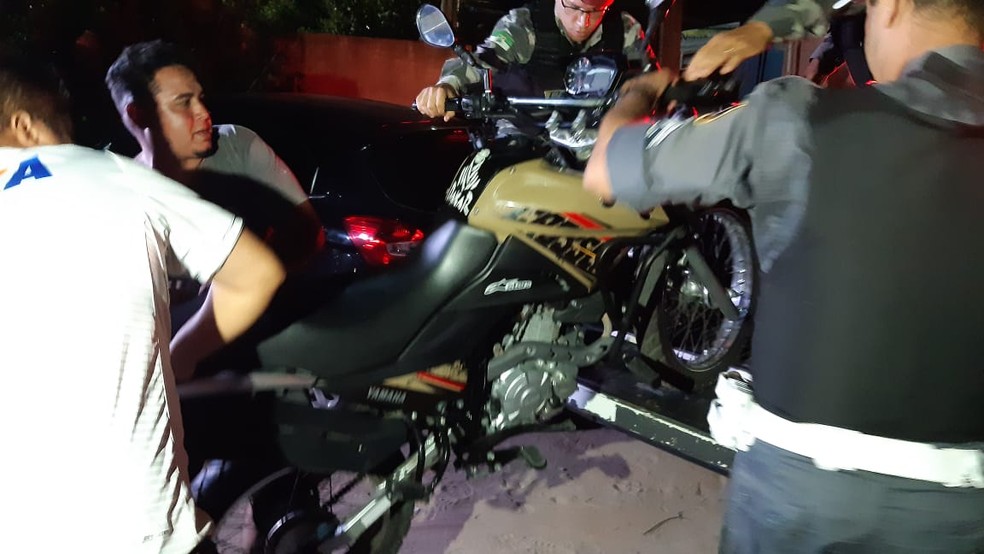 Policiais recuperaram moto roubada pelos criminosos na noite desta terça-feira (17), em Extremoz, na Grande Natal — Foto: Sérgio Henrique Santos/Inter TV Cabugi