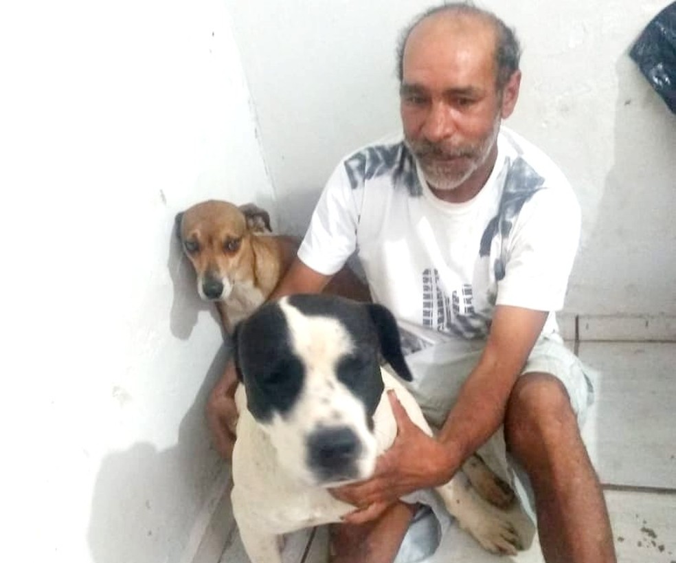 O catador de recicláveis José Antônio Pereira ao lado dos cães Bob e Chiara, após receber alta: amigos fiéis   — Foto: Arquivo pessoal