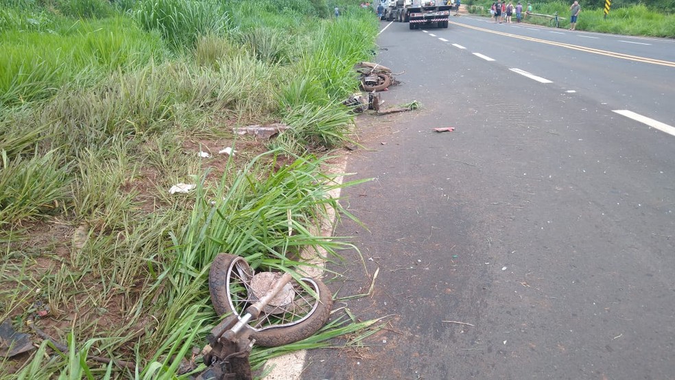 Motocicleta ficou destruída com o impacto da batida em rodovia de Parisi  — Foto: Divulgação/VotuporangaTudo 