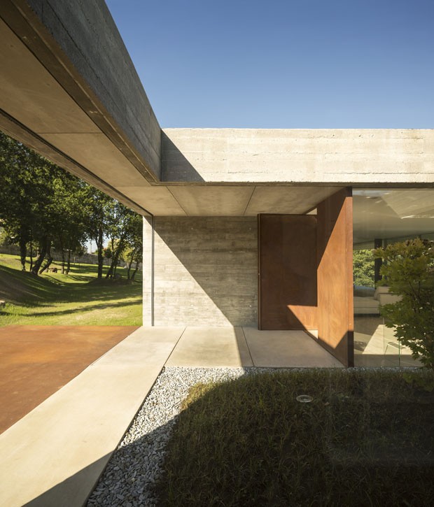 Caixa de concreto se integra à natureza (Foto: Fernando Guerra / divulgação)