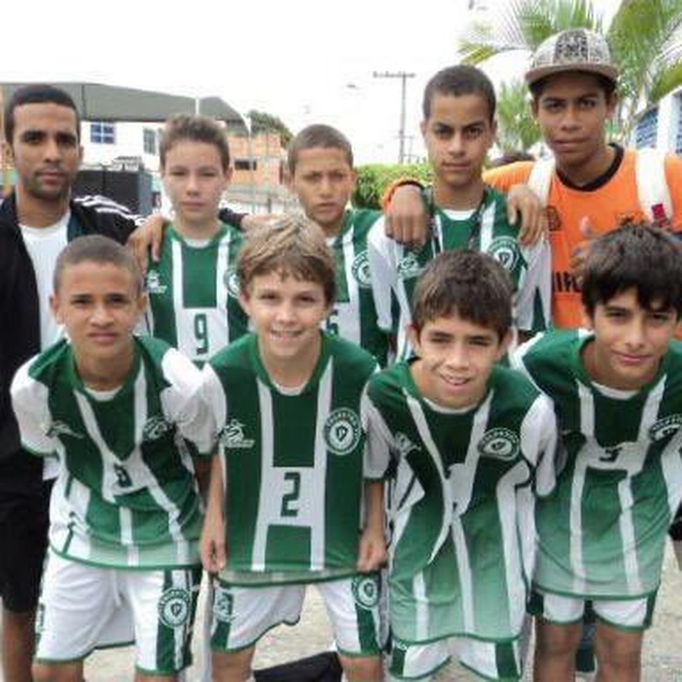 Richarlison com 10 anos (2º ao centro) ao lado do 1º técnico, Fidel Carvalho — Foto: Divulgação/Arquivo Pessoal